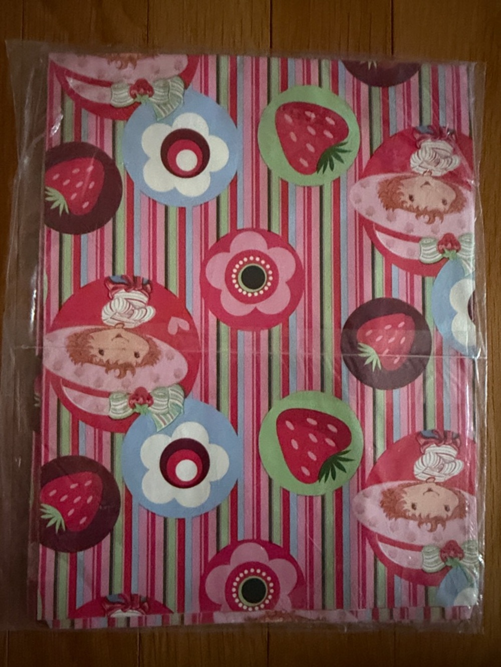 Strawberry Shortcake Bundle Crew Socks and American Greetings Gift Wrap NWT - Picture 5 of 5